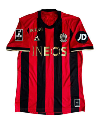 Ce maillot, porté par Baptiste Santamaria lors du match de Ligue 1 du 8 mars 2025, est un hommage à la Journée internationale des droits des femmes. À cette occasion, tous les joueurs ont eu le flocage "WO=MAN" à la place de leur nom. L'initiative visait à promouvoir l’égalité entre les sexes et à soutenir la cause des femmes dans le monde du football.
Maillot porté par Santamaria – Flocage "WO=MAN" – Ligue 1 Mars 2025