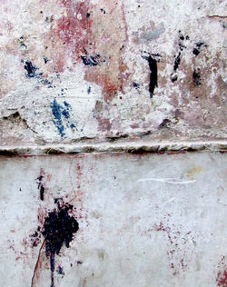 Bas-relief aux empreintes