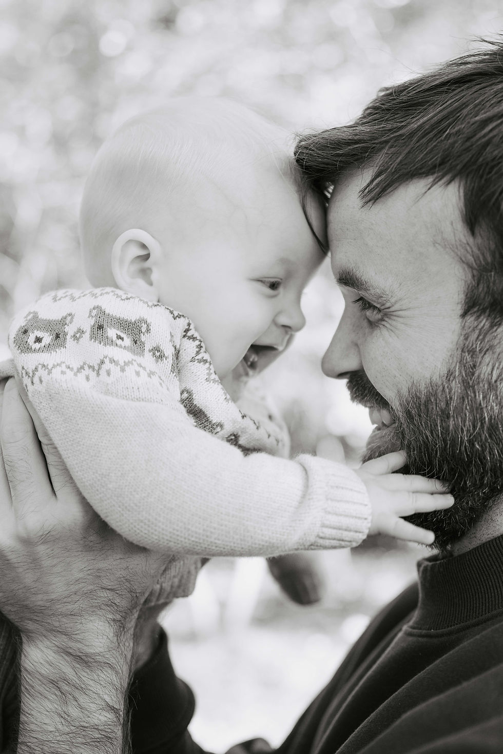 Familiebilder med liten baby i solnedgang på Huk, Oslo