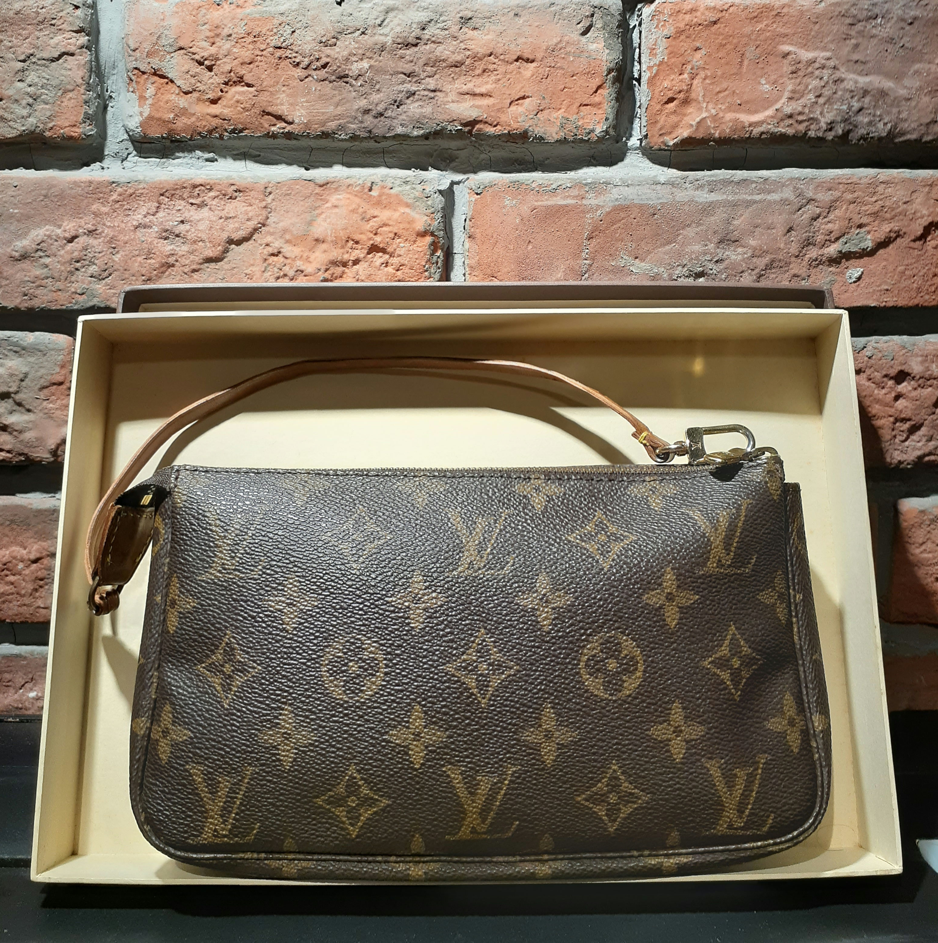 Louis Vuitton L732-8-2022