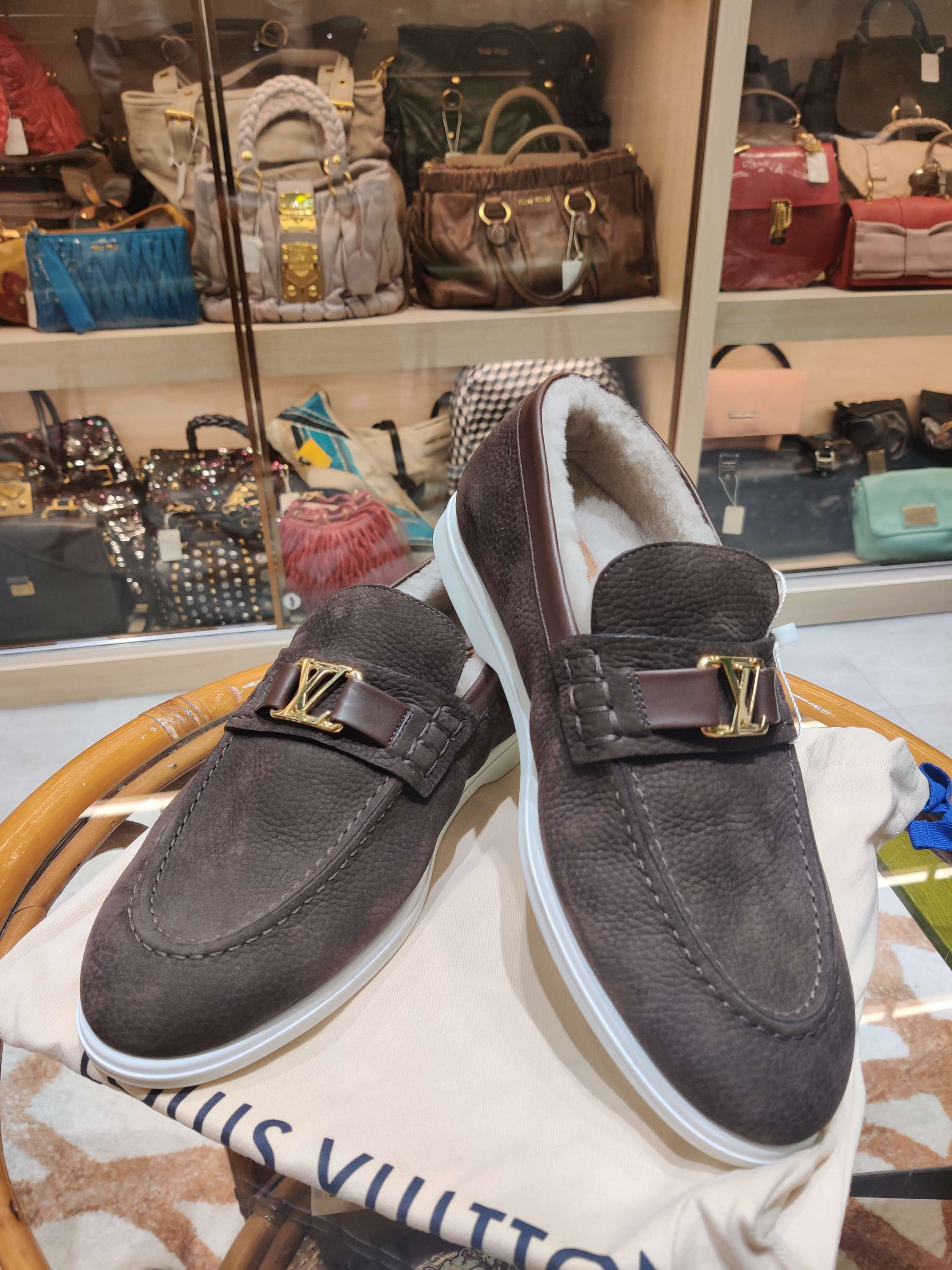 Louis Vuitton L369-4-24
