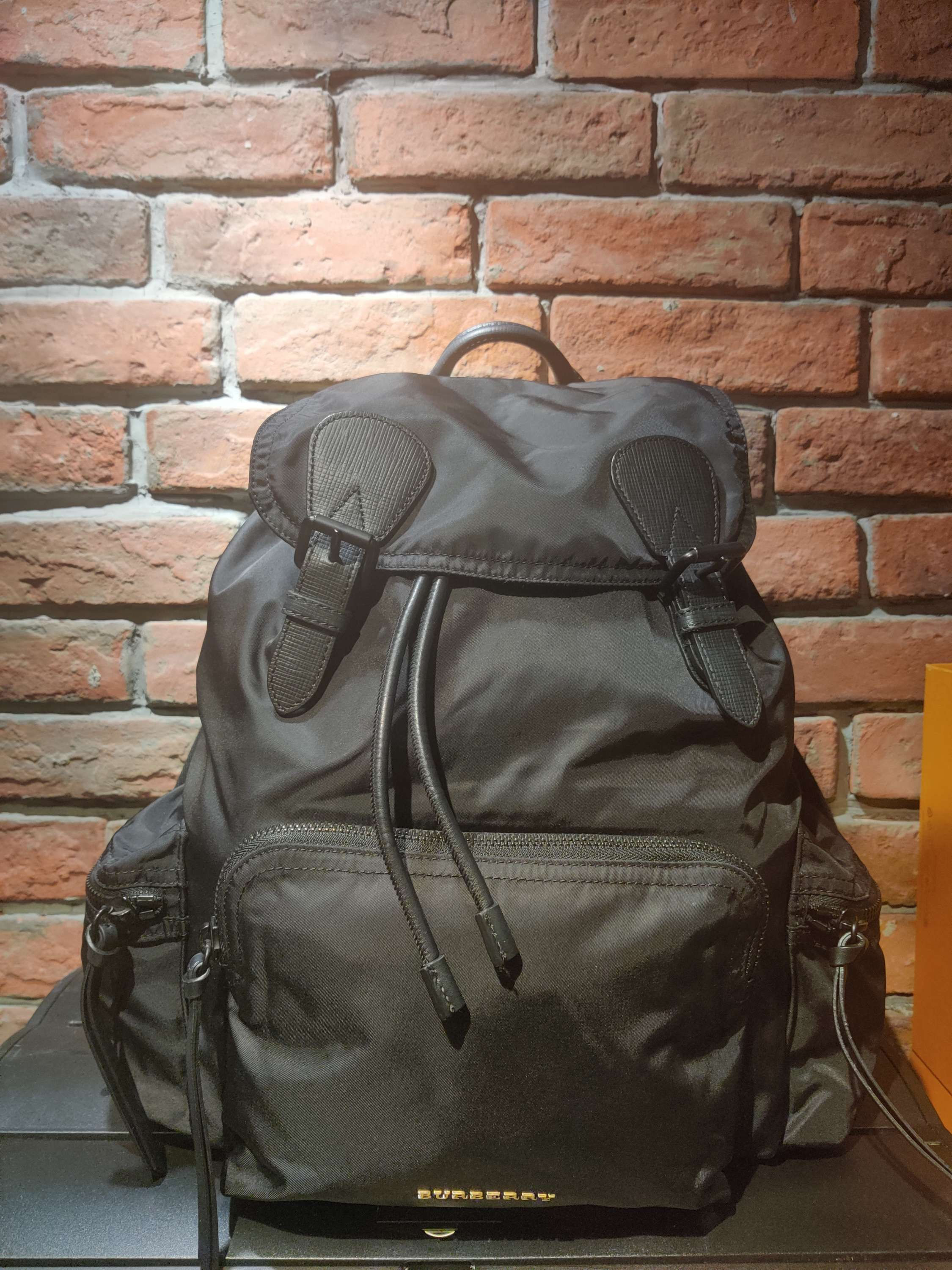 Burberry B737-8-2023