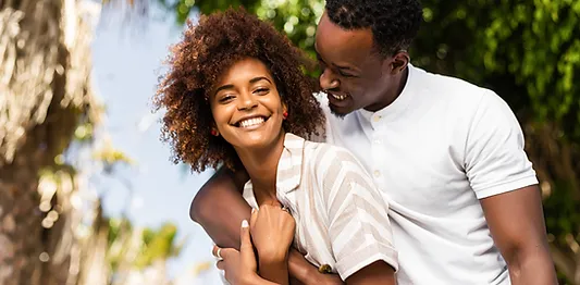Casal romântico na natureza.webp