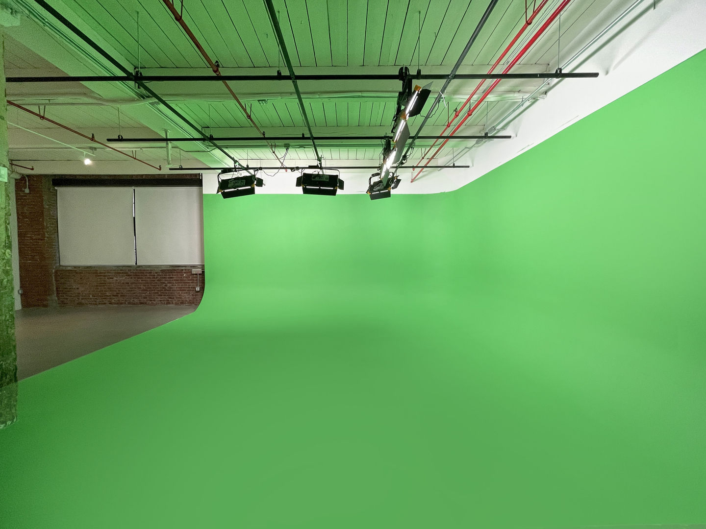 100 Sutton Studios: GREEN SCREEN Greenpoint's Premier Creative Space
STUDIO NY PHOTOGRAPHY