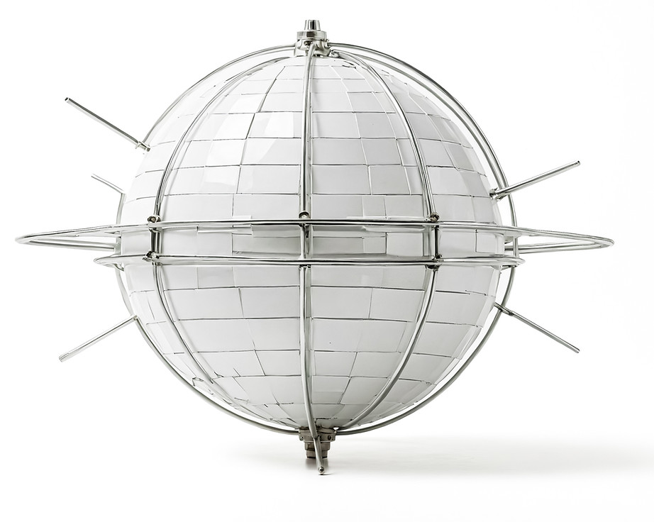 vecteezy_silberner Globus mit Metallkäfig isoliert auf weißem Hintergrund_48178122_bearbeitet_bearbeitet.
