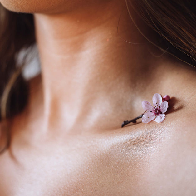 Dermatologie Frau mit Blüte