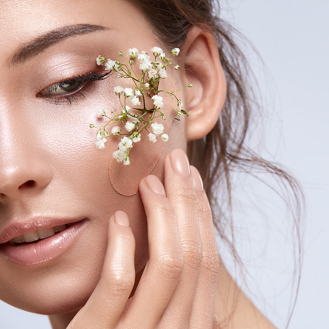 Frau mit Blumen-Make-up und gepflegter Haut
