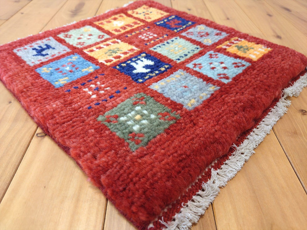 サムネイル： ハンドメイド　天然ウール　夏はさらさら　ゆるギャッベ　ラグ　ミニマット　横37x38㎝　パネル柄　茜色　生命の木　ヤギ