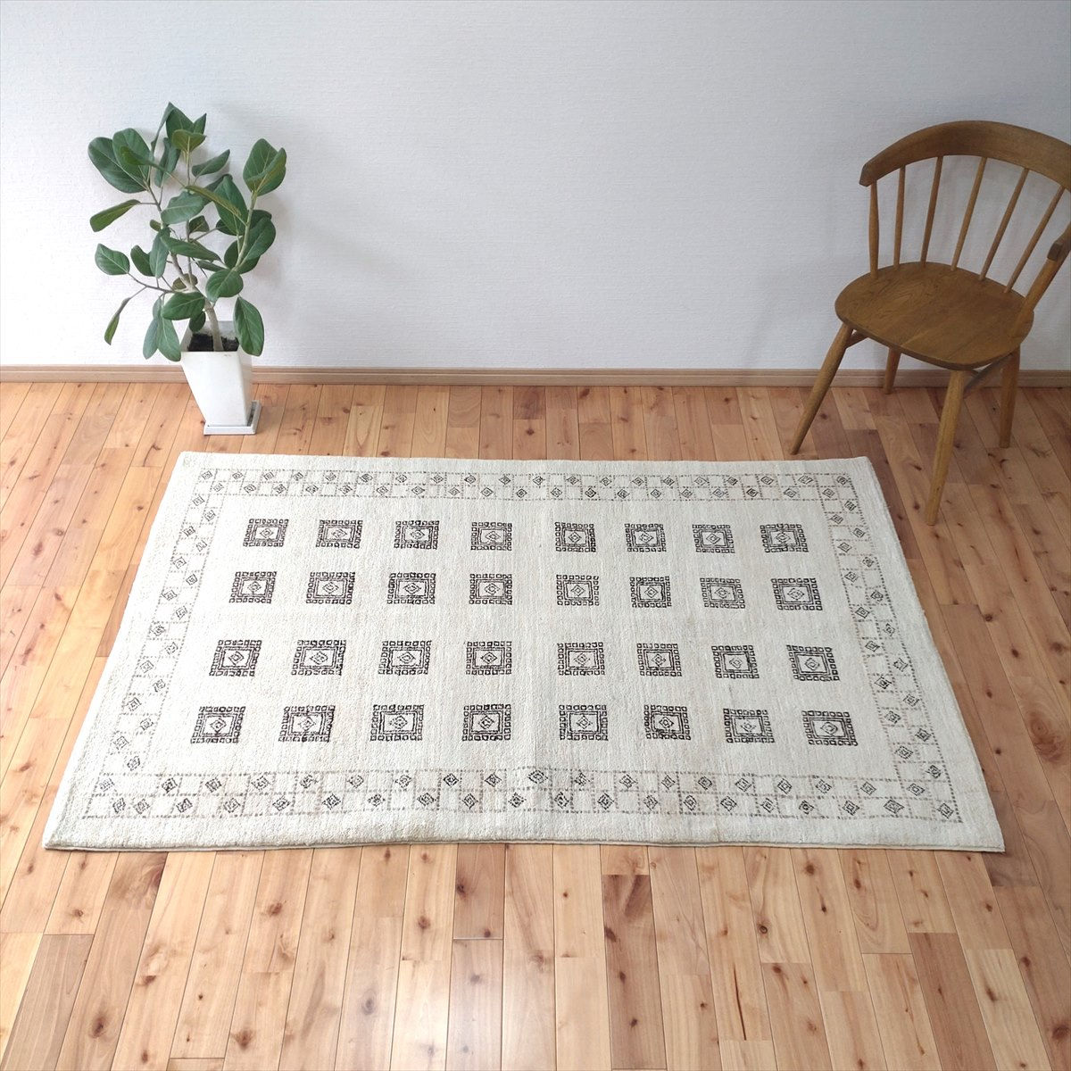 【モダンリビングに掲載されたガゼニラハット】夏は涼しく冬は暖かい天然ラグ 無染めのウール　179x118cm　P117