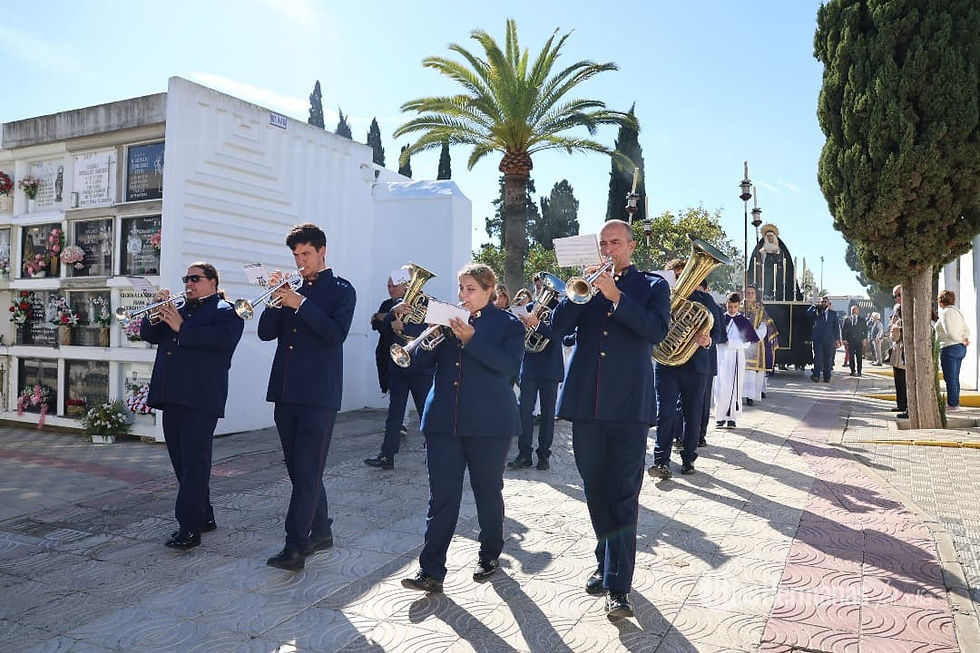 La Virgen de la Paz visitando el cementerio de Dos Hermanas con la banda de música tocando delante