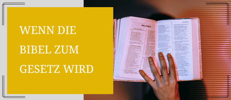 Eine Hand auf einer geöffneten Bibel; Text: Wenn die Bibel zum Gesetz wird