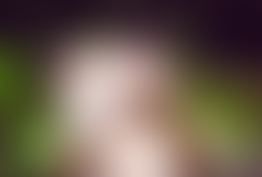 Eine Frau streckt ihre Arme aus und verschränkt ihre Hände als Stop-Zeichen