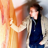 Muriel Roussillon en train de peindre