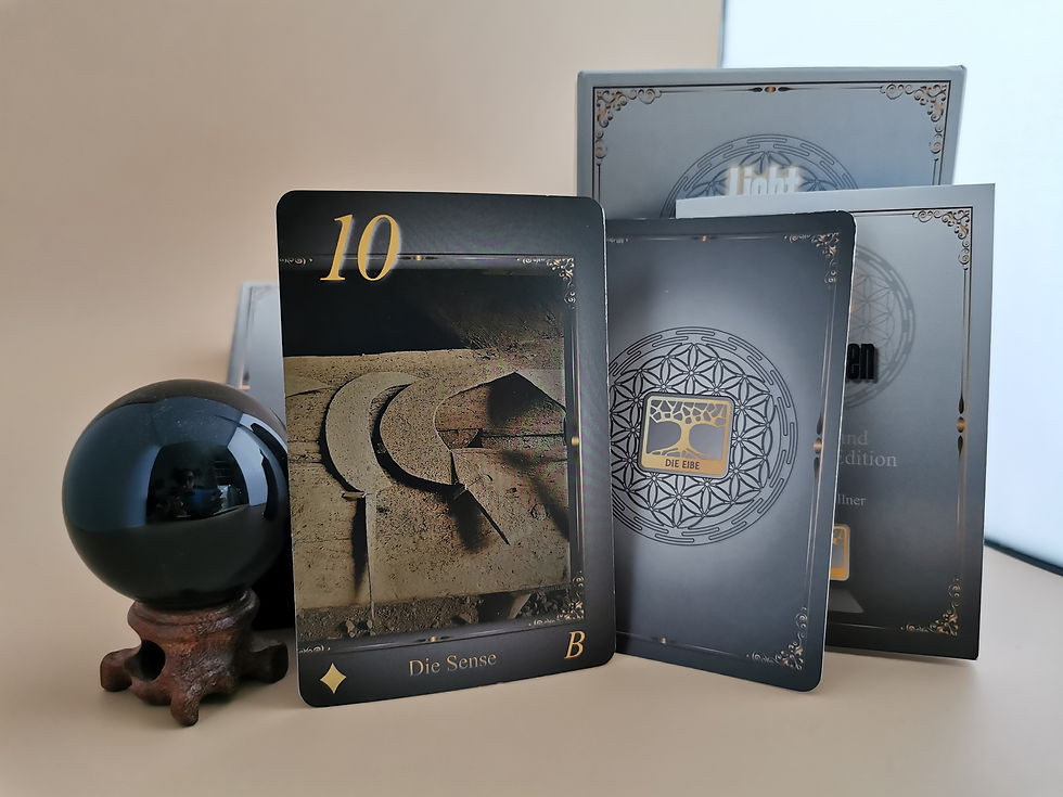 Das Bild zeigt die Lenormandkarte, die Sense. Die Karte stammt aus dem Orakelkarten Set von Die Eibe Lenormand. Auf dem Bild ist auch die Anleitung der Lenormandkarten zu sehen und die schöne Schachtel. Die schwarze Kristallkugel rundet das Bild stilvoll ab.