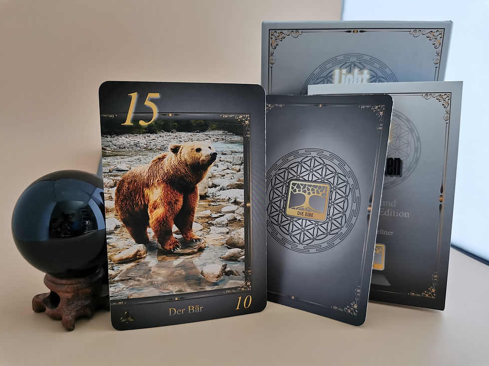 Das Bild zeigt die Lenormandkarte, der Bär. Die Karte stammt aus dem Orakelkarten Set von Die Eibe Lenormand. Auf dem Bild ist auch die Anleitung der Lenormandkarten zu sehen und die schöne Schachtel. Die schwarze Kristallkugel rundet das Bild stilvoll ab.