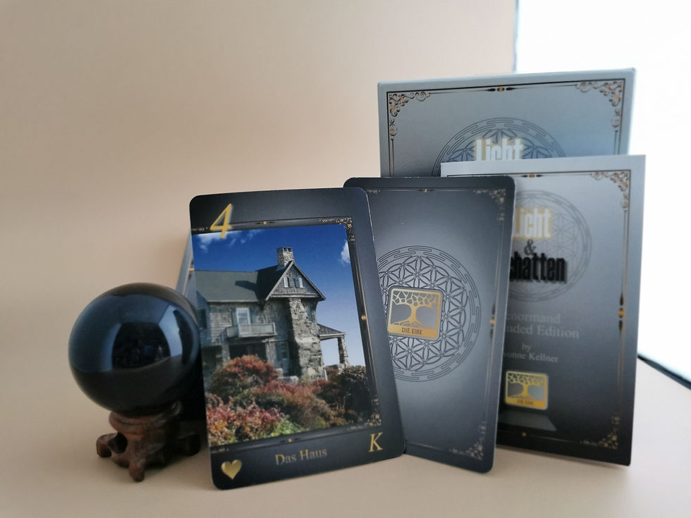 Das Bild zeigt die Lenormandkarte, das Haus. Die Karte stammt aus dem Orakelkarten Set von Die Eibe Lenormand. Auf dem Bild ist auch die Anleitung der Lenormandkarten zu sehen und die schöne Schachtel. Die schwarze Kristallkugel rundet das Bild stilvoll ab.