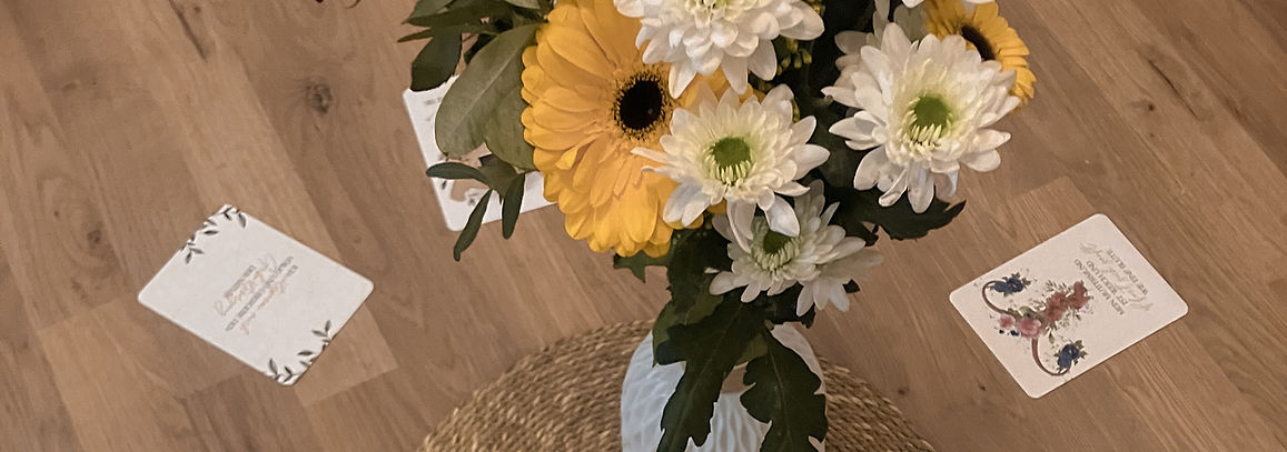 Raummitte mit gelben Blumenstrauß für Blessingways und Mothers Blessing gestaltet. Mit Affirmationskarten