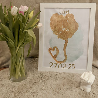 Ein individuell gestalteter Plazenta Abdruck in Gold auf aquarell Hintergrund