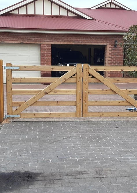 Fencing - Macedon Ranges Timber Gates and Fencing