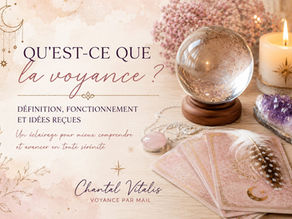 Illustration de la voyance avec boule de cristal, cartes et cristaux – Qu'est-ce que la voyance ?