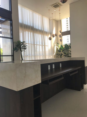 móvel de madeira para mesa de mármore em sala comercial - sibelka marcenaria rj