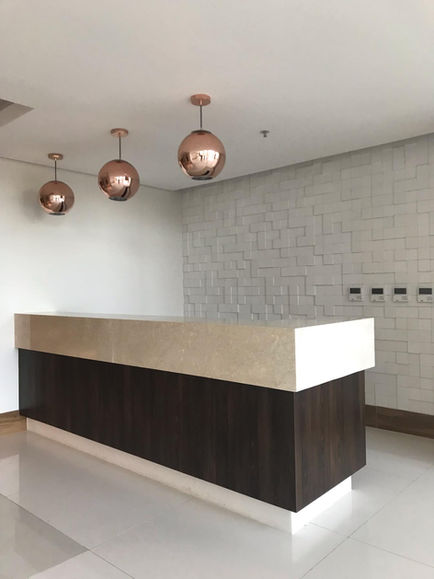 móvel de madeira para mesa de mármore em sala comercial - sibelka marcenaria rj