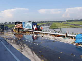 Bus Pariwisata Tabrak Tronton Minyak di Tol Ngawi, 1 Tewas 3 Luka