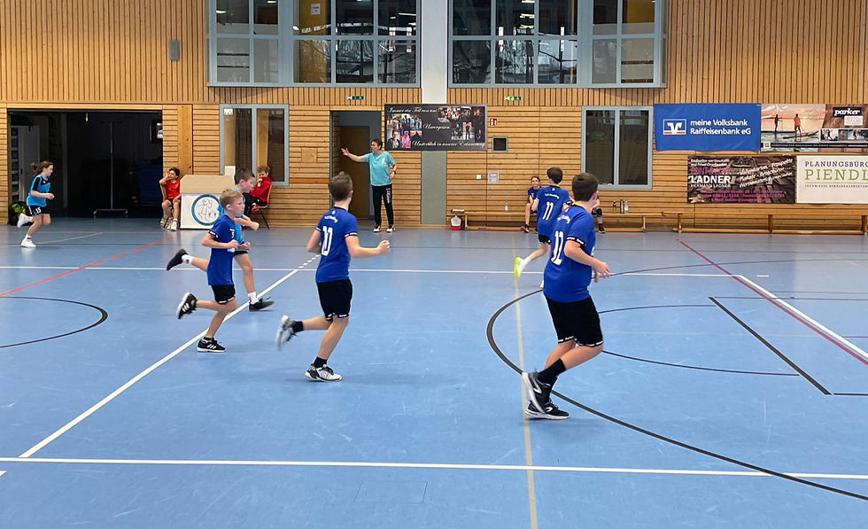 Minis auf dem Tunier vor einem Handball Tor, Jungen und Mädchen