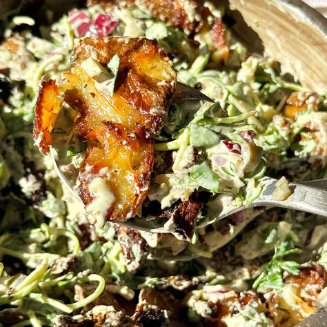 סלט תפוחי אדמה קריספי - עם תפוחי אדמה מעוכים ופריכים