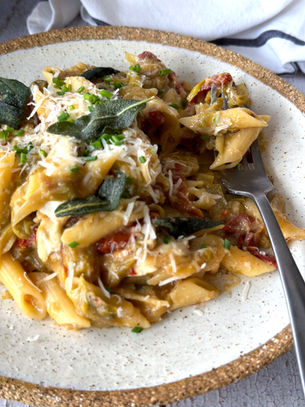 פסטה ללא גלוטן עם כרישה, עגבניות מיובשות ובוראטה