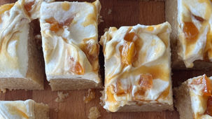 עוגת דבש ויוגורט עם תפוחים מקורמלים