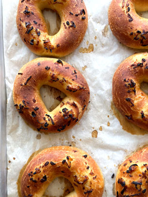 בייגל אמריקאי עם בצל מטוגן