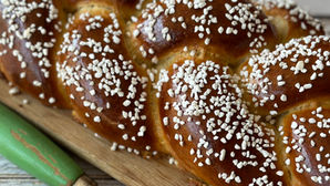 חלה ממולאת קרם שקדים של תמי