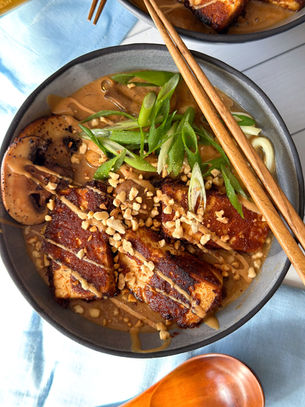 ראמן טבעוני עם מרק חמאת בוטנים וטופו