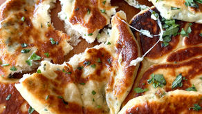 פיתה יוגורט עם גבינות ועשבי תיבול