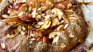 גאלט תפוחים בדבש עם חמאה חומה ושקדים