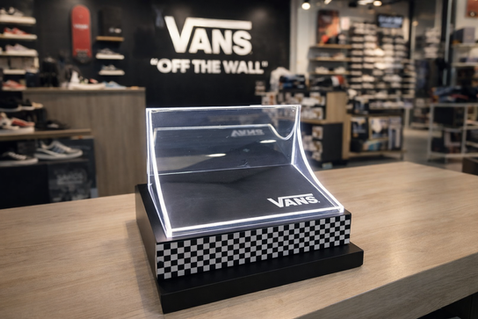 Exhibidor acrílico iluminado fabricado a la medida para punto de venta, diseñado para resaltar producto en tiendas retail.