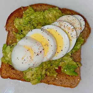 Tostada de aguacate con huevo