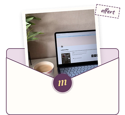 Le planner Latte & Plan qui sort d'une enveloppe, offert