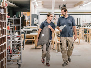 2 Personen in der Tischlerei