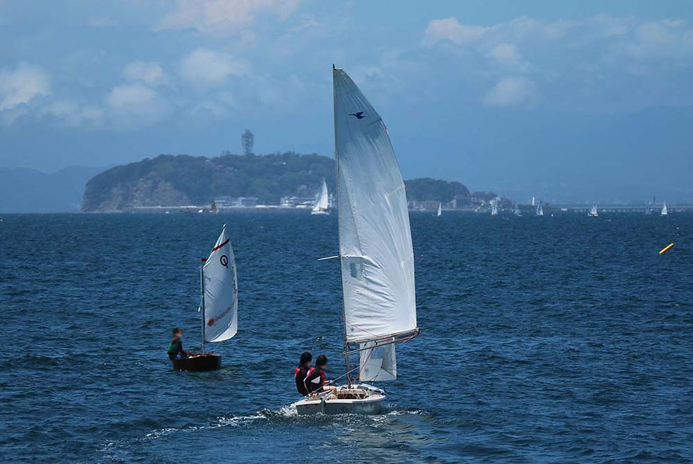 江の島の海を帆走するヨット