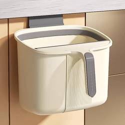 Basurero colgante con espatula de limpieza diseñado para colgar en gabinetes, incluye marco para colocar bolsa de basura