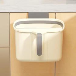 Basurero colgante con espatula de limpieza diseñado para colgar en gabinetes, incluye marco para colocar bolsa de basura