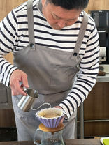 P-craft珈琲豆店の店主が珈琲を淹れている画像