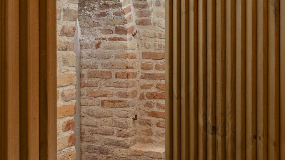 Talpina iki 4 žmonių, spa procedūros trunka 1 val.
Kas įeina į SPA: Chalatai, rankšluosčiai, šlepetės, asmeniniai spa kambariai, alaus vonios, neriboti gėrimai, pasitikimo užkandis, poilsio zona šiaudų arba medinė zona, asmeniniai dušai su alaus kosmetika.