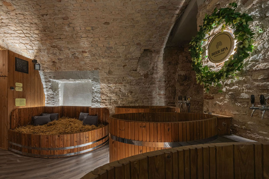 Visas alaus spa vienu metu voniose talpina net 26 asmenis. Mėgaukitės karšta alaus vonia, neribotais gėrimas ir įvairiomis poilsio zonomis visame alaus spa jūsų vizito metu.