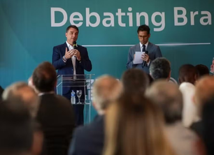 Flávio Bolsonaro cita informação falsa sobre empresa venezuelana e urnas ao pedir a diplomatas que enviem 'observadores' ao Brasil