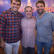 Prefeito Zeca Cavalcanti recebe Irmãos Gouveia durante 5ª noite do São João de Arcoverde