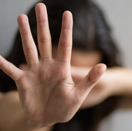 Local mais perigoso para as mulheres é a própria residência, cenário de 66,3% dos feminicídios, aponta pesquisa