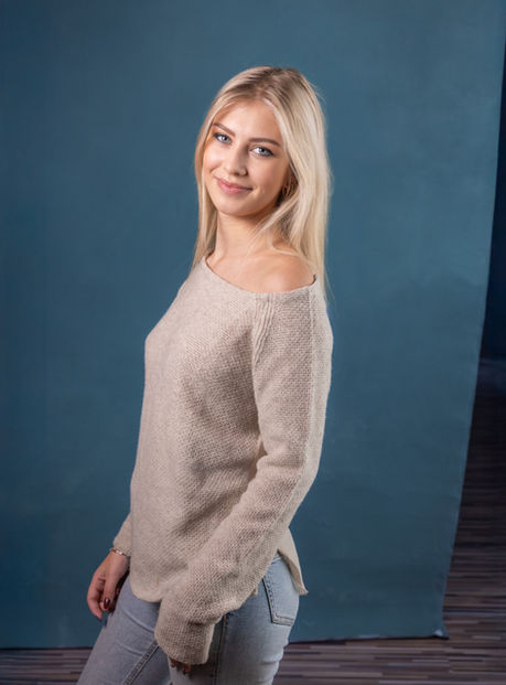 2025-12-06-MONAT-Hanna-Cover-0309-Edit-